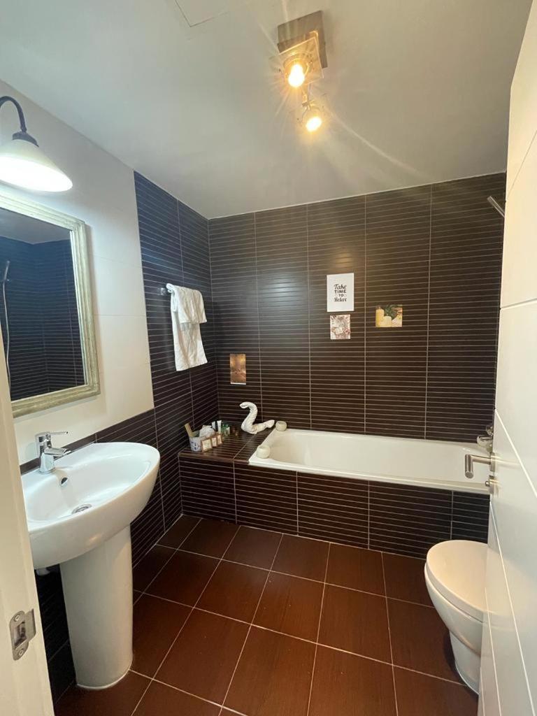 Privatunterkunft Space In The With Poll Near Golf In