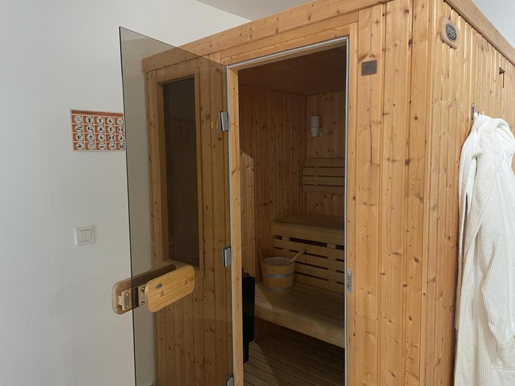 Privatunterkunft Space In The With Poll Near Golf In *